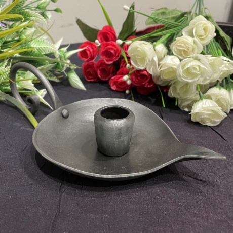 Кованый подсвечник лист